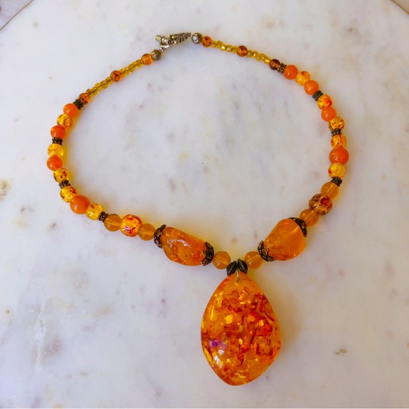 ❌ SOLD ❌ Neiman Marcus lucite amber 16” necklace 💛 - Picture 4 of 5